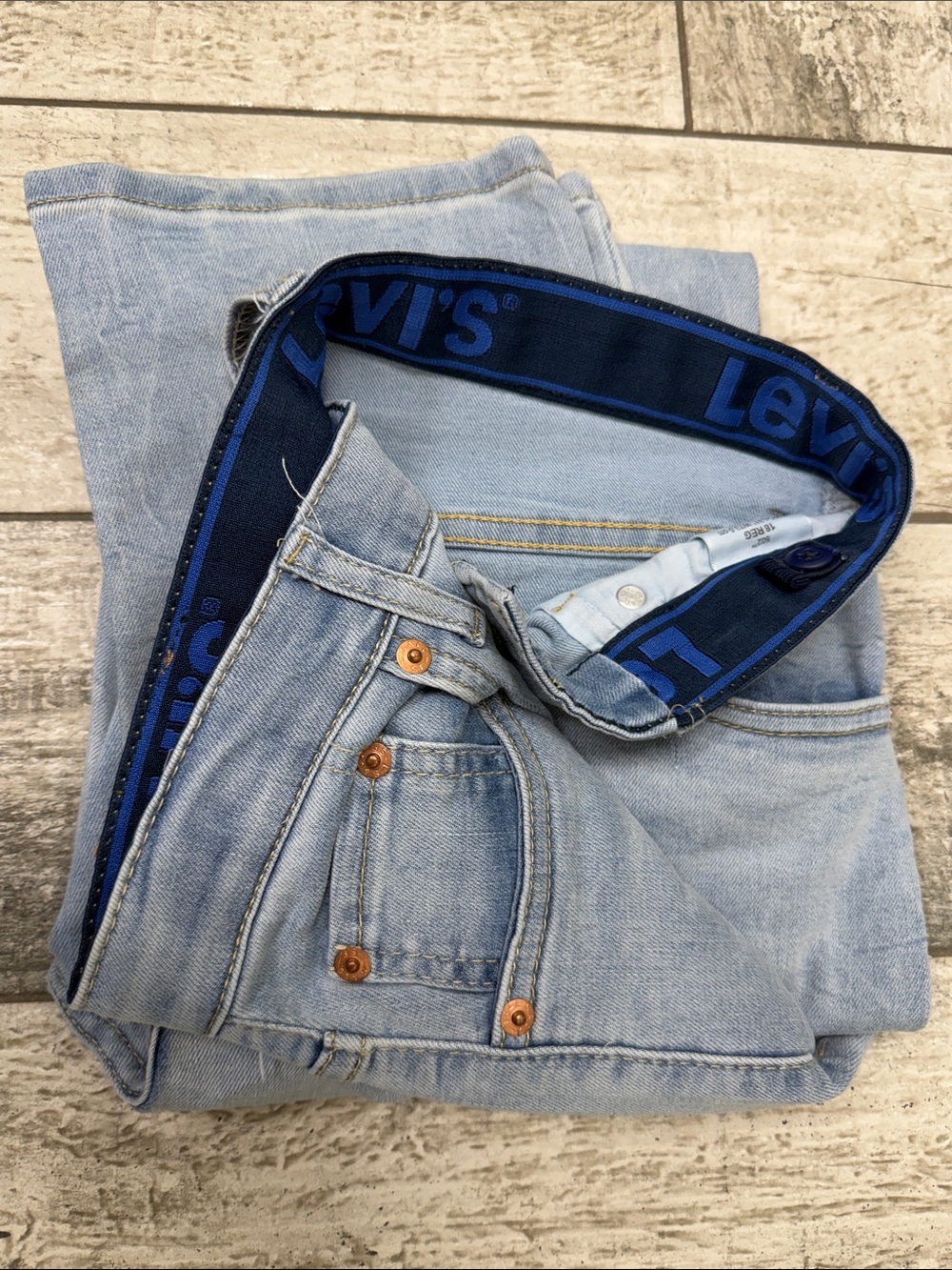 Levi's Light Wash Men's Relaxed Denim Jeans with Branded Waistband